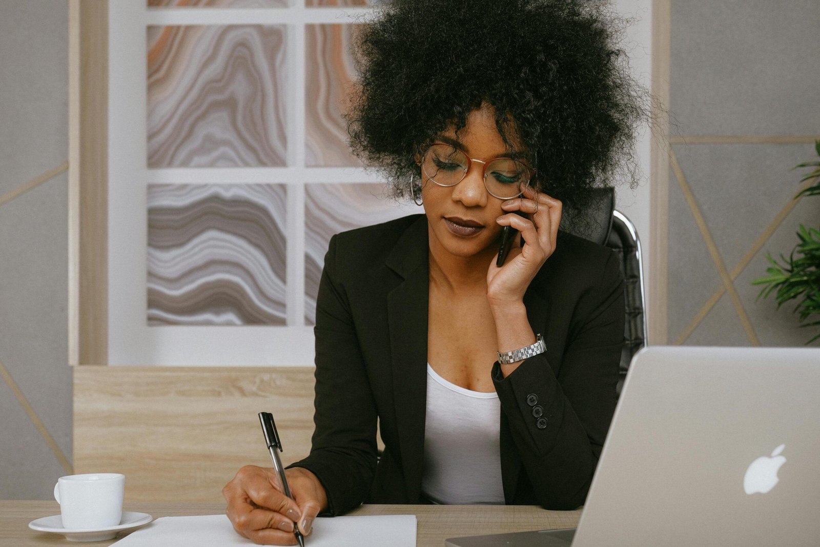 Business Woman au travail devant son PC